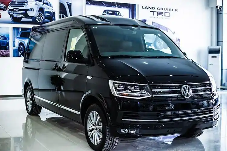 郑州大众t9高顶私人订制商务房车内饰奢华