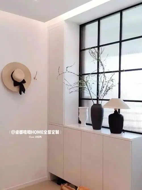 入户花园改玄关又多了一个小小储物间