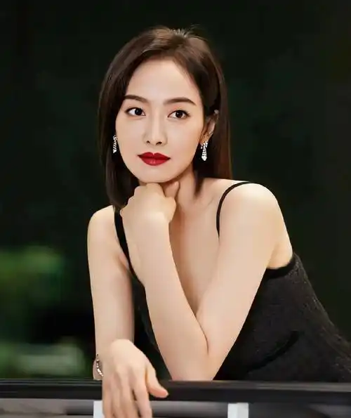 宋茜黑色吊带裙知性又酷,充满美味感人!_来自_图片_网络