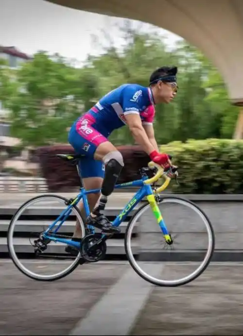 胡玉涛在骑行 /受访者供图巧合的是,假肢工程师查尔斯和"假肢运动员"