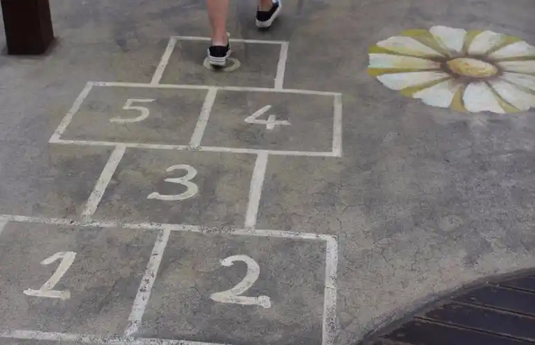 那时候的我们没有什么玩具,女生的娱乐活动就是跳皮筋,踢毽子,跳房子