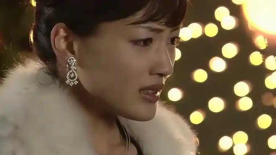 《白夜行》雪穗看到满身是血的亮司,但无奈地只能悲伤离去