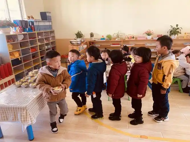 会泽县博文幼儿园的宝贝们排队礼仪已成为一种习惯