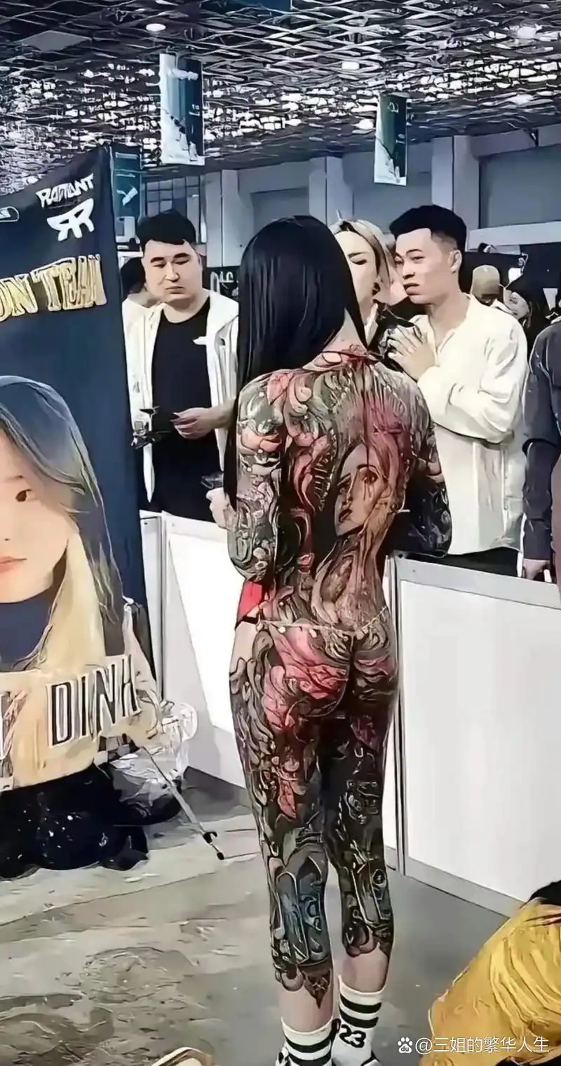 年轻女孩的纹身 我想象这些图案对她来说可能有着特别的意义.