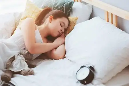 人可以帮助他的朋友要起床年轻的女孩在可爱的睡眠面具和温暖的睡衣