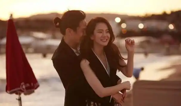 李承铉强调,他与安以轩的感情已经结束,他与戚薇之间的关系是在此之后