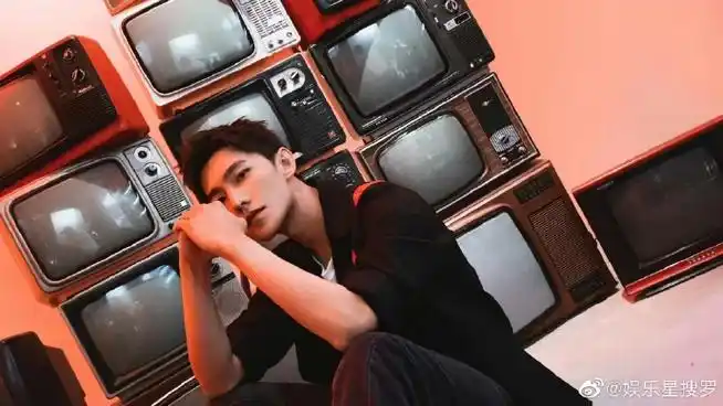 杨洋红黑造型##杨洋