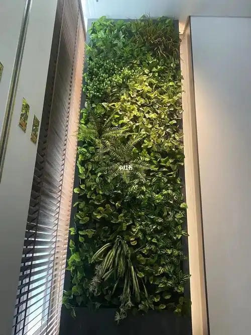 小转角楼梯布置绿色植物墙不占空间大气