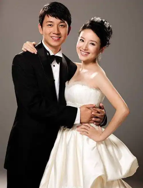 胡子邋遢吃路边摊被围观,女神董洁曾因他不忠诚分手_潘粤明_网友_事情