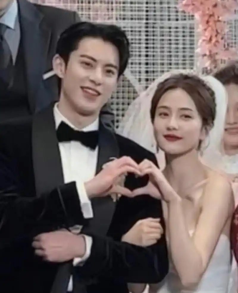 白鹿,王鹤棣《错撩》结婚照,你觉得怎么样?#明星热点快讯