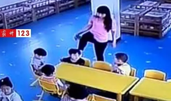 霸州一幼儿园现虐童事件:拧耳,拖拽,脚踹
