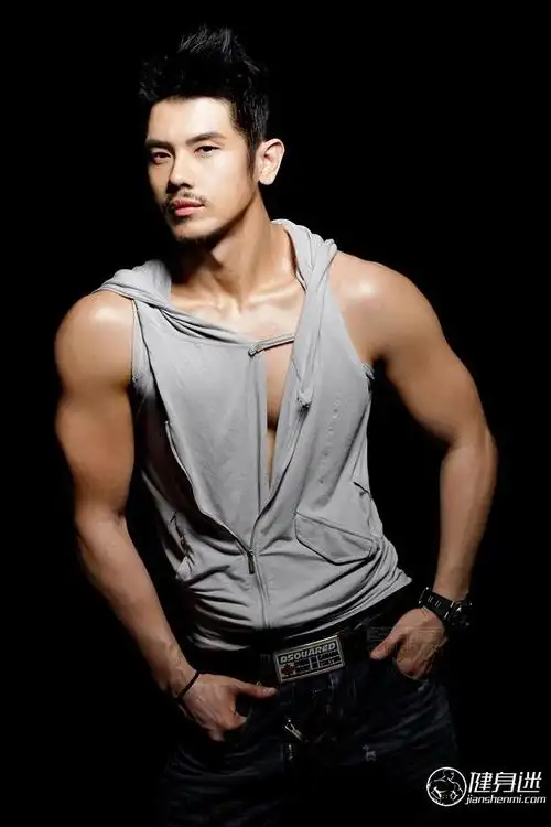 韩国肌肉男模李永煜照片 brian lee李永煜肌肉照 胡子肌肉男 亚洲肌肉