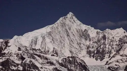 雪山峻峭优美风光