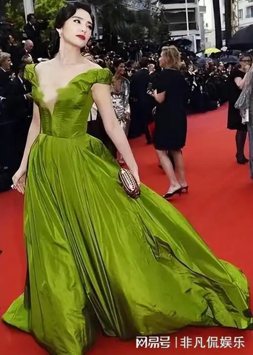 同样是穿绿裙子杨颖如森林精灵孙俪像披着浴巾差距太大