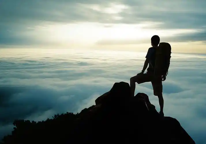 中年男人站在山顶图片