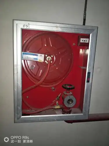 一,施工存在问题: 1,住宅楼和地下室消防箱透明玻璃未安装完成!