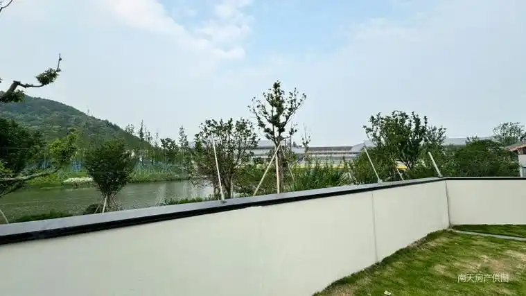 北区合院 位置较好花园较大 南入户 南北大花园 北边临河,宜和东方园