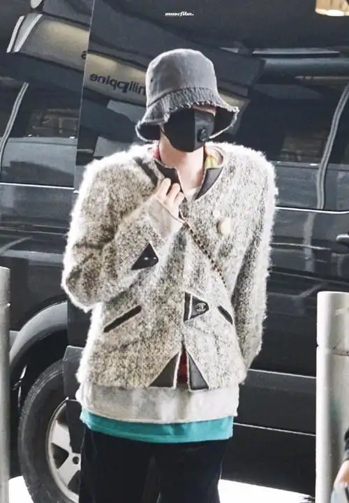 32岁权志龙机场新造型,小香风外套搭渔夫帽,另类穿搭真前卫