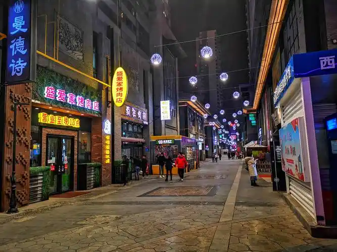 西宁市最漂亮的步行街,夜晚灯光璀璨,就是冬天游客少了点_力盟_商业街