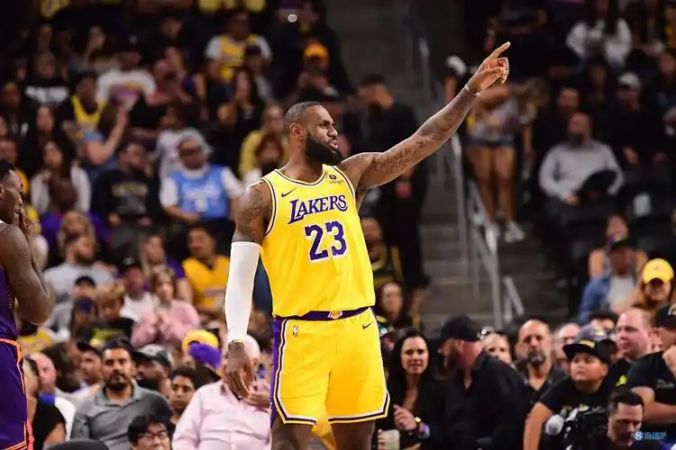 哈姆:詹姆斯很容易因气氛而忘记出场时间计划 我们得主动控制