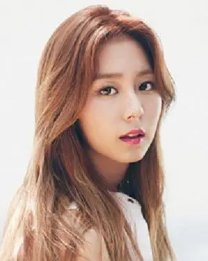 b>中分适合什么脸型 韩式中分卷发发型 /b>