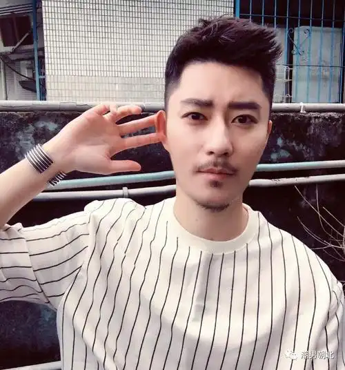 第1款:短飞机头发型