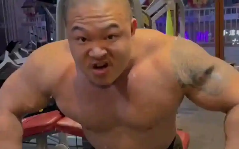 常熟阿诺体重达到107公斤,肥成一坨油,奥赛肚史无前例的大