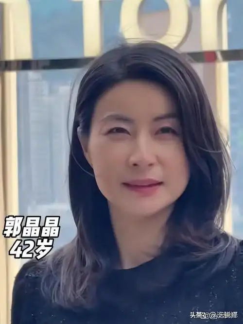 郭晶晶出席活动三万包包成笑柄尴尬表情引网友吐槽