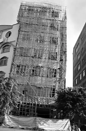 七层楼西倾七厘米