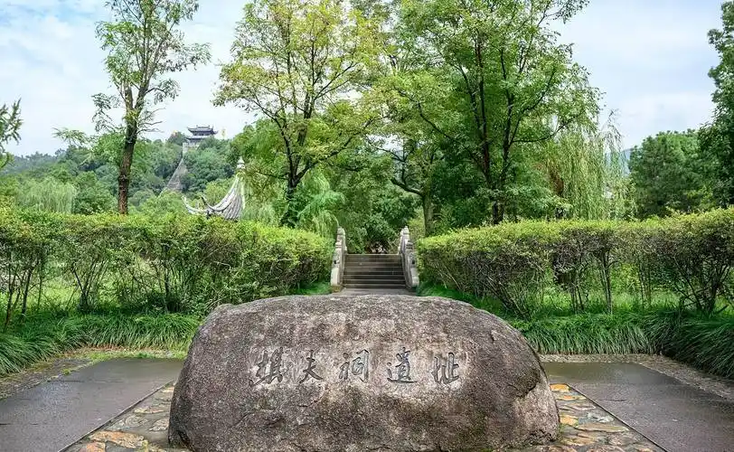 浙江临海的东湖,景色可媲美杭州西湖,被誉为"台州园林之首"_游客_亭台