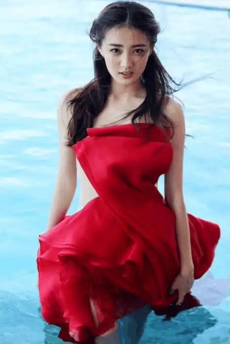 徐璐微博顶碗跳舞,四肢纤细,皮肤白皙