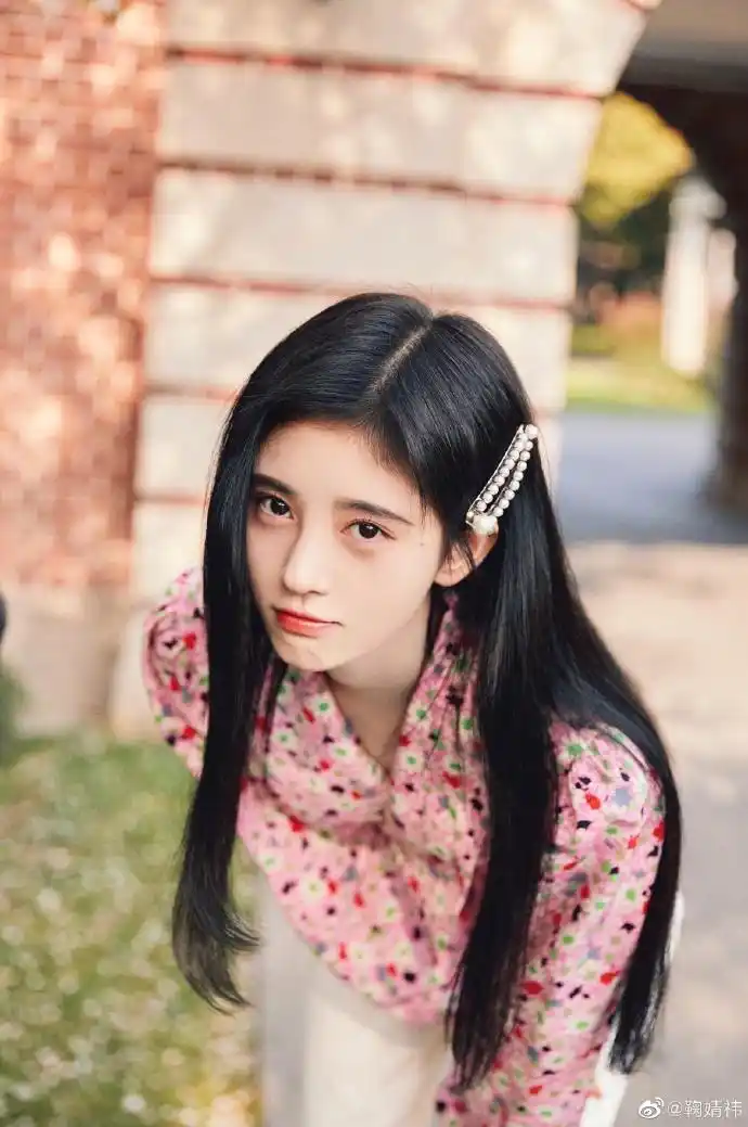 鞠婧祎戴珍珠发卡甜笑 春日气息满满