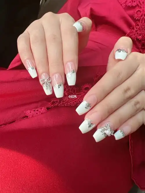 新娘美甲简约气质款跟白色婚纱绝配