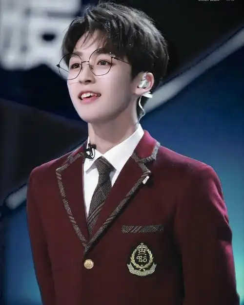 创造营2019被苏有朋夸像自己小时候的何洛洛,好可爱我们追不上!