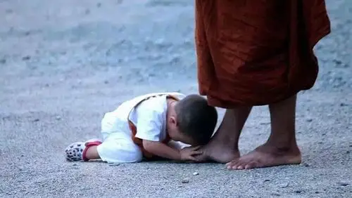 泰国两岁半小和尚狂打瞌睡 萌化了所有人