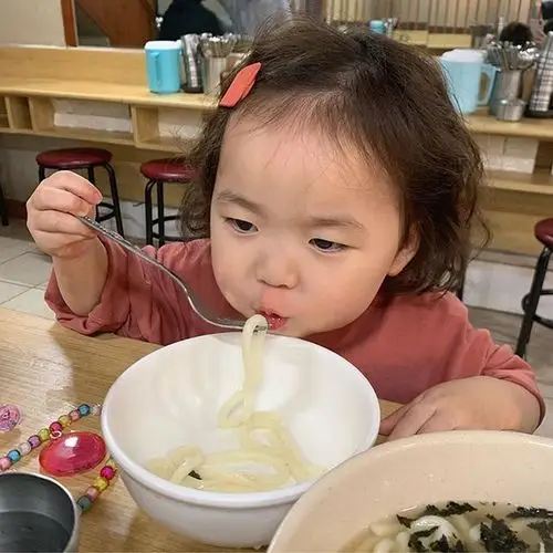 有没有类似的可爱的小孩吃东西的头像呀太可爱啦