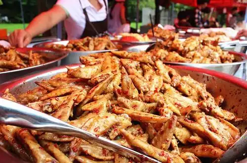 没有什么烦恼是一只泸西鸡脚解决不了的如果有那就20只