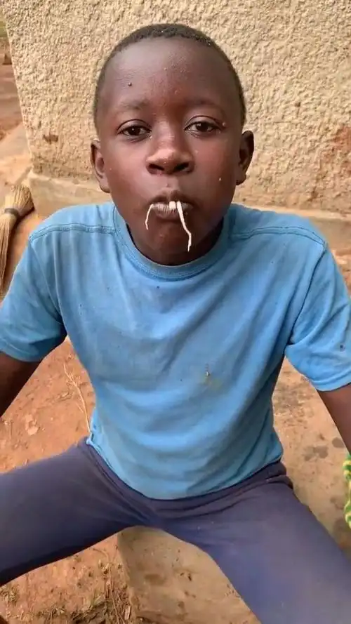 饿了一下午的一群非洲孩子,围着一锅羊肉吃,一人也就一块肉!