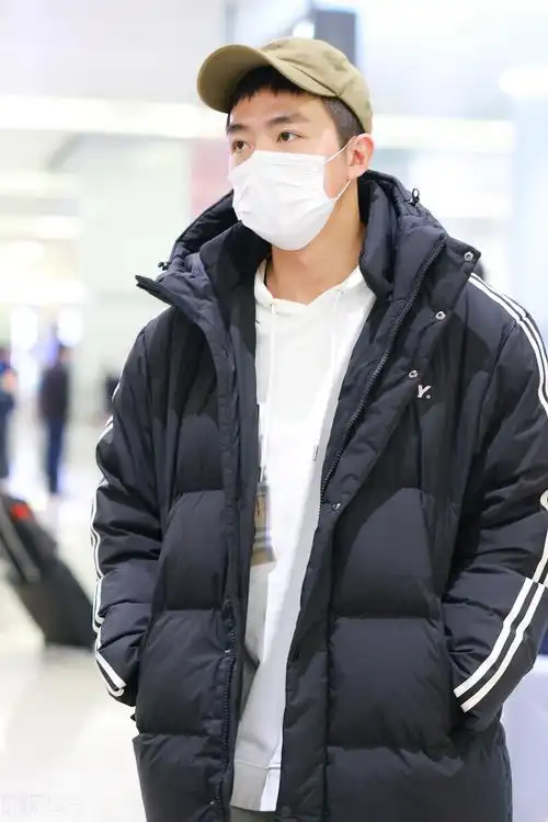 俞灏明一袭白卫衣搭配羽绒服现身机场,头戴卡其色帽子很帅气