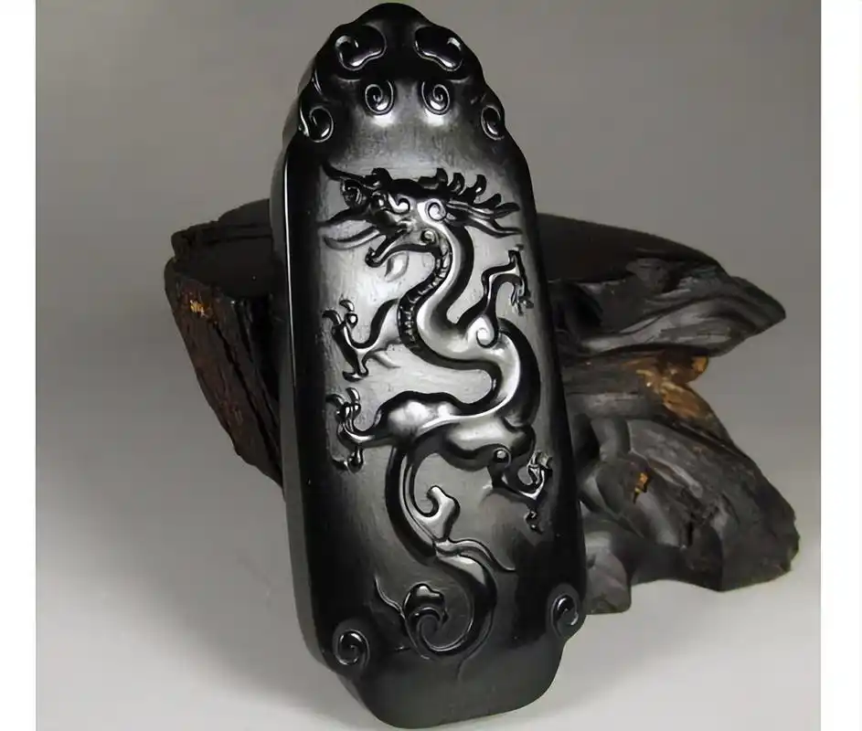 陕八旬老太太,捡到一块墨玉叫《玉兔》,喊价5300万只卖200万