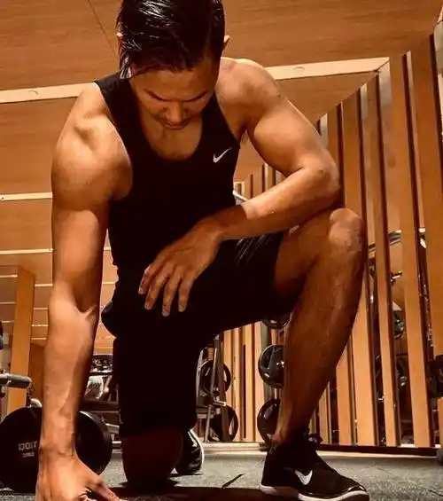 荷尔蒙爆发陈建州晒健身照42岁照样要拼一下