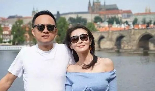 如今38岁的于明加,过着自己的生活,在老公的宠爱下,依旧美得让人