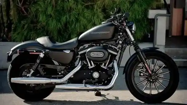 哈雷883硬汉:粗犷极简与黑暗风格的完美诠释