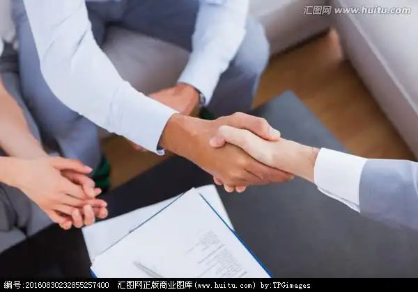 推销员与客户握手的咖啡桌上的合同