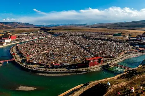 亚青寺-觉姆岛,出入觉姆们所住的"小岛"主要有两座桥,一座