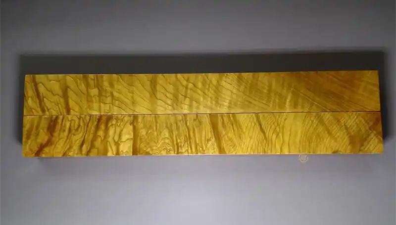 是档次较低的一种楠木;还有就是黄心楠手感上不及金丝楠木的细腻,年轮