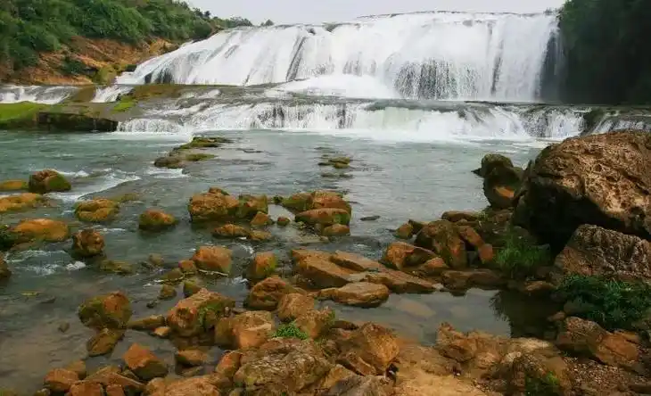陡坡塘瀑布位于黄果树瀑布上游1公里处,瀑顶宽10 - 抖音