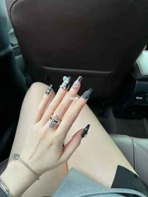 黑色小熊美甲爱心yyds