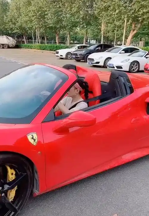 富婆美女开法拉利!气势逼人!