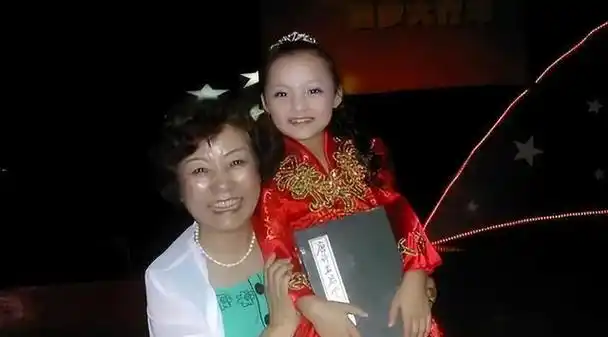 梨园春曾经的小擂主,如今孔莹成研究生,秦梦瑶当上老板!